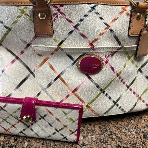 6 great condition hand bags ozone come with wallets. Serious inquiries only. - Picture 6 of 10